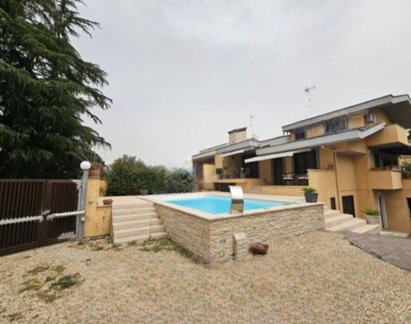 casa indipendente in vendita a Roma in zona Casal Monastero