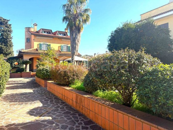 casa indipendente in vendita a Roma in zona Casal Palocco