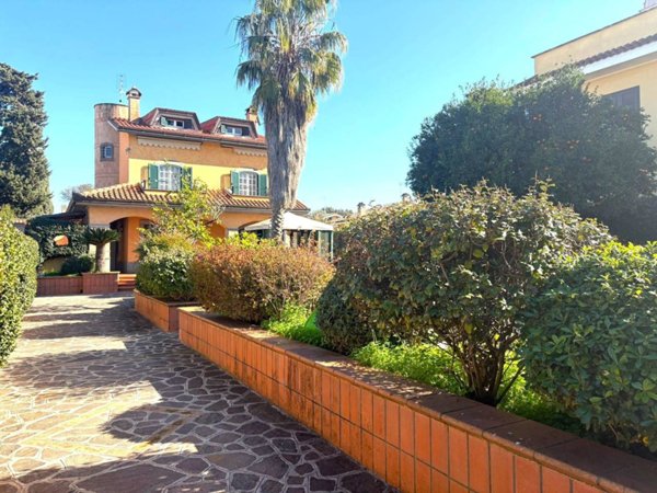 casa indipendente in vendita a Roma in zona Casal Palocco