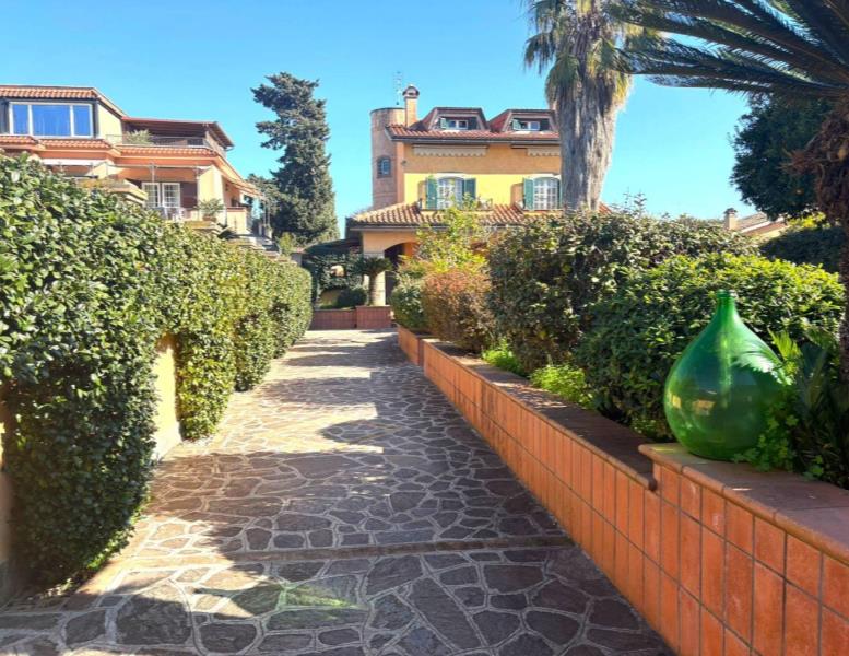 casa indipendente in vendita a Roma in zona Casal Palocco