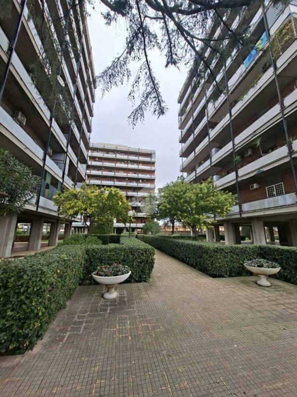 appartamento in vendita a Roma in zona Torre Spaccata