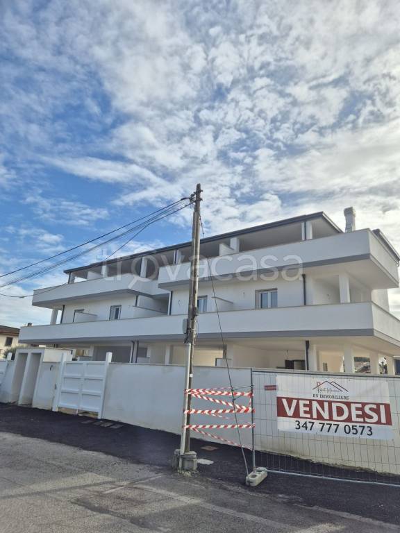 casa indipendente in vendita a Roma in zona Ostia Antica
