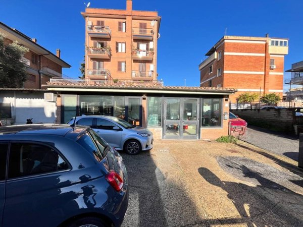 negozio in vendita a Roma in zona Tomba di Nerone