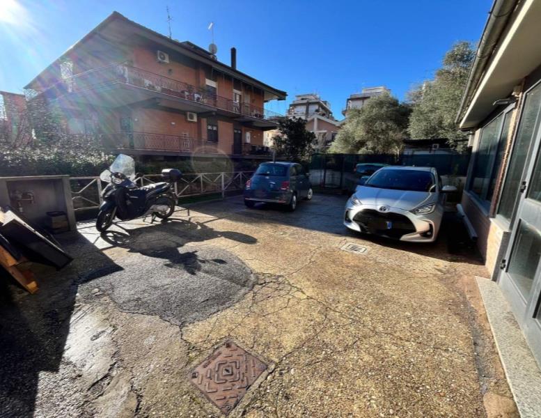locale commerciale in vendita a Roma in zona Tomba di Nerone
