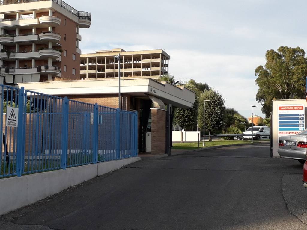 locale di sgombero in vendita a Roma in zona Axa