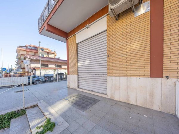 negozio in vendita a Roma in zona Torre Angela