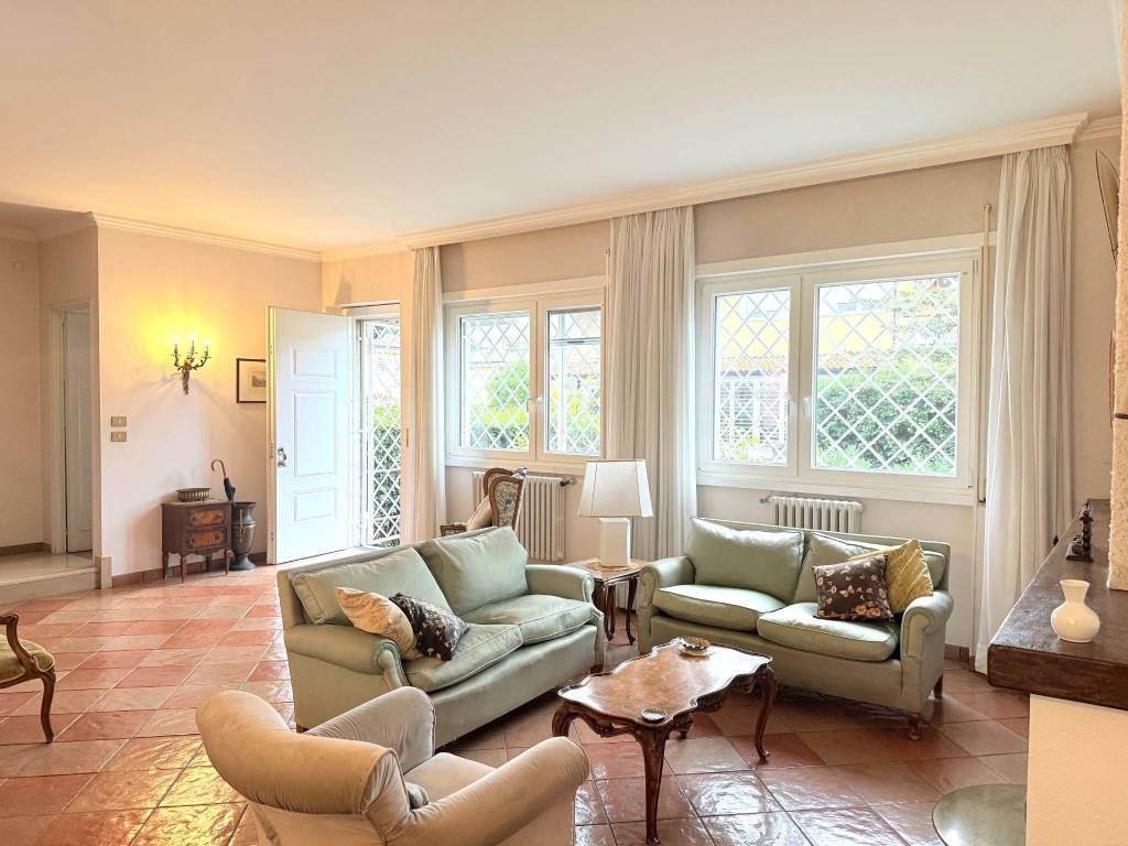 casa indipendente in vendita a Roma in zona Casal Palocco