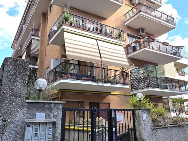 appartamento in vendita a Roma in zona Tomba di Nerone