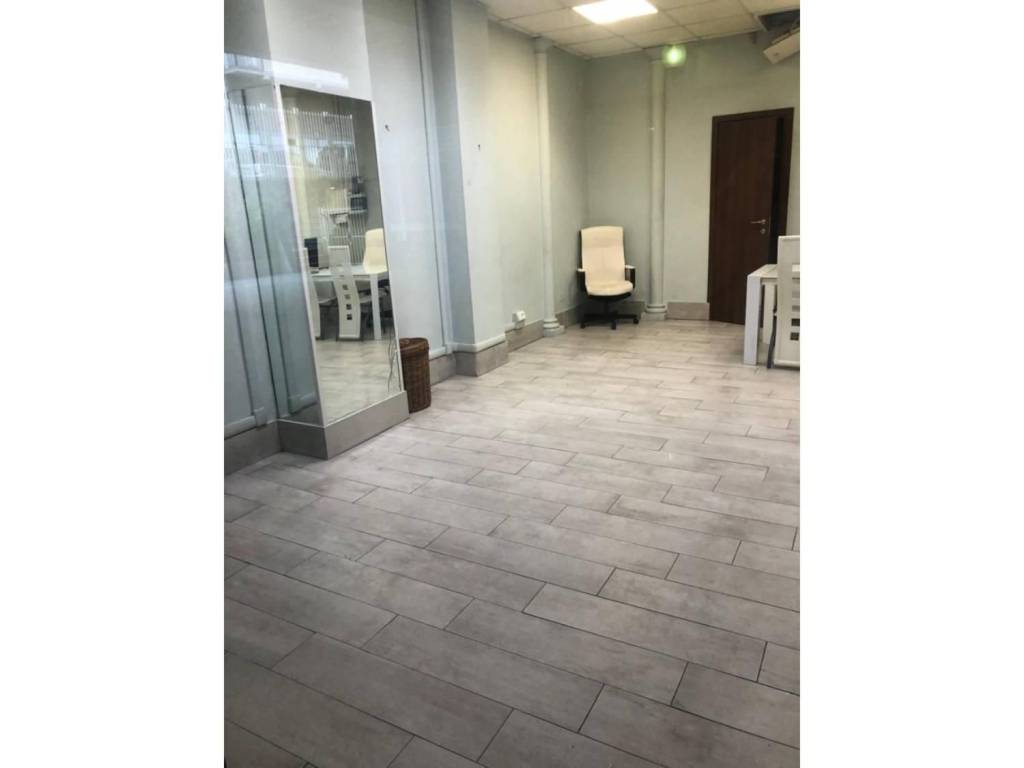 negozio in vendita a Roma in zona Cinecittà