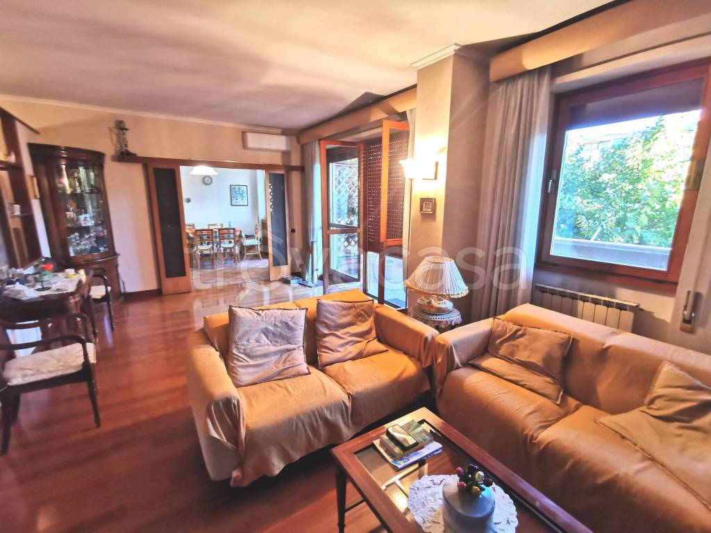 appartamento in vendita a Roma in zona Ardeatino
