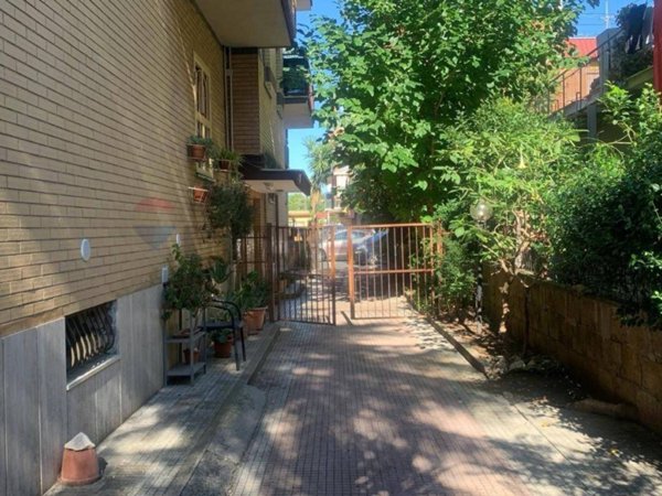 locale di sgombero in vendita a Roma in zona Torre Angela