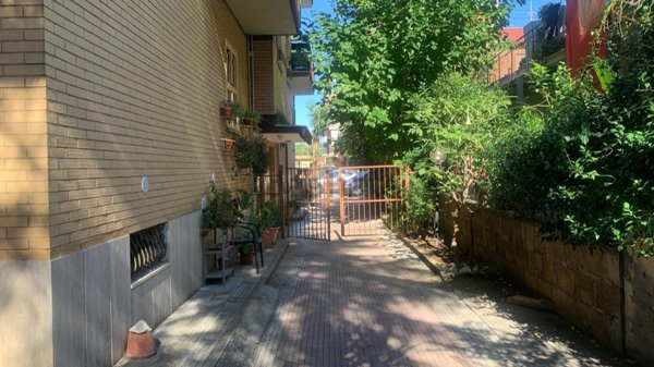 locale di sgombero in vendita a Roma in zona Torre Angela