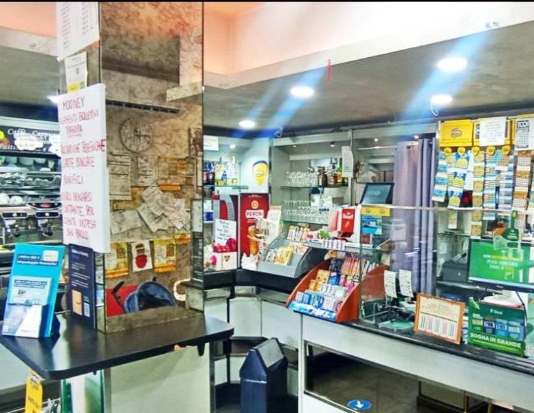 negozio in vendita a Roma in zona Borghesiana