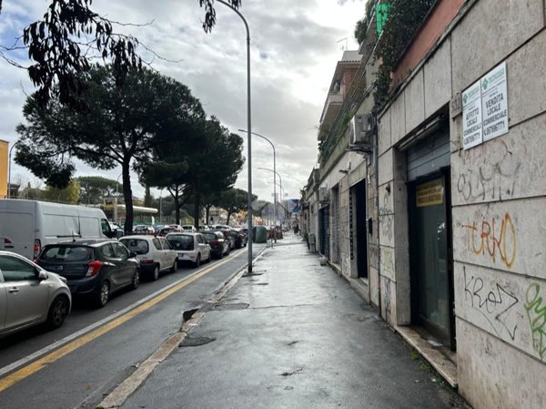locale commerciale in vendita a Roma