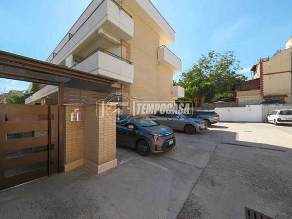 appartamento in vendita a Roma in zona Tomba di Nerone