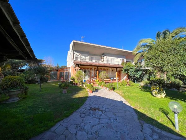 casa indipendente in vendita a Roma in zona Casal Palocco