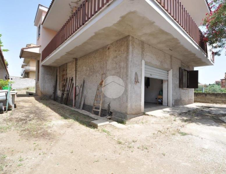 casa indipendente in vendita a Roma in zona Finocchio