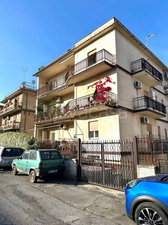 appartamento in vendita a Roma in zona Valle Muricana