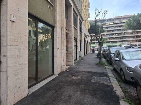 negozio in vendita a Roma in zona Tuscolano