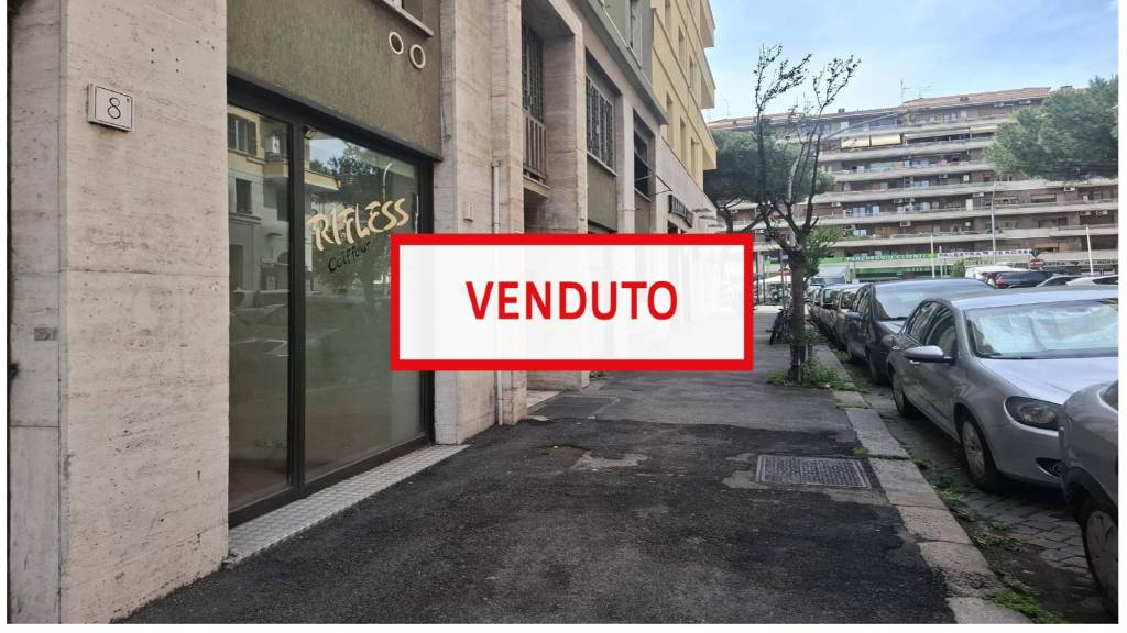 negozio in vendita a Roma in zona Tuscolano