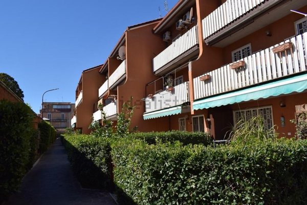 appartamento in vendita a Roma in zona Torre Angela