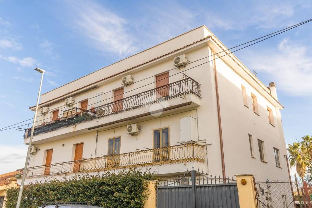 appartamento in vendita a Roma in zona Lago Regillo