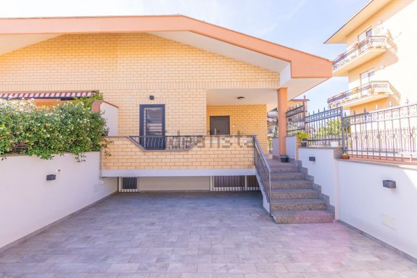 casa indipendente in vendita a Roma in zona Torre Gaia