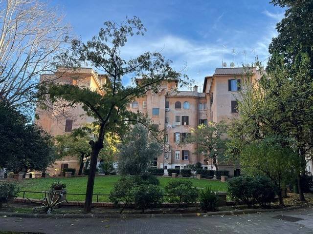 appartamento in vendita a Roma in zona Ostiense