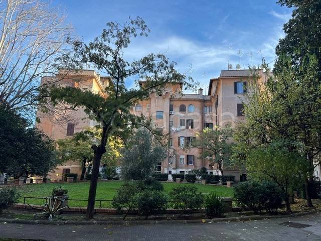 appartamento in vendita a Roma in zona Ostiense