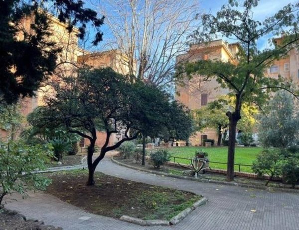 appartamento in vendita a Roma in zona Ostiense