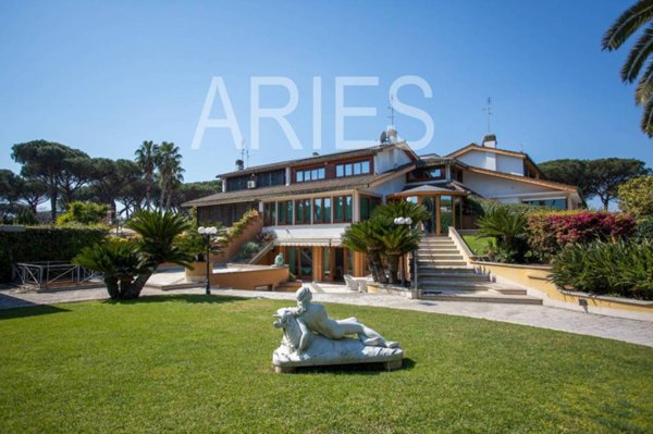 casa indipendente in vendita a Roma in zona Casal Palocco