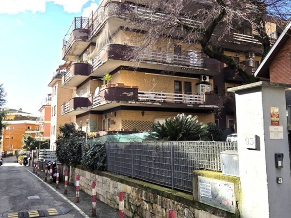 appartamento in vendita a Roma in zona Tomba di Nerone