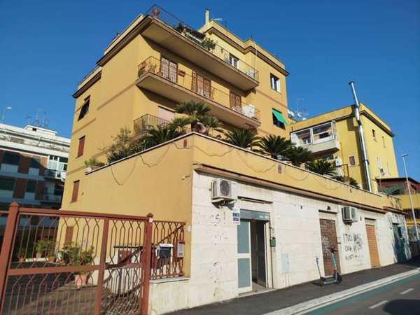 locale commerciale in vendita a Roma in zona Tuscolano