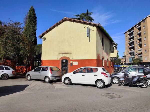 negozio in vendita a Roma in zona Cinecittà