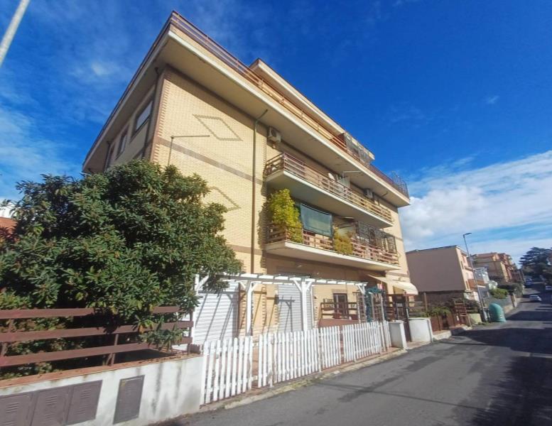 appartamento in vendita a Roma in zona Torrione Cerquetta