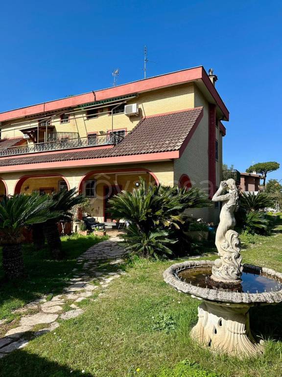 casa indipendente in vendita a Roma in zona Axa