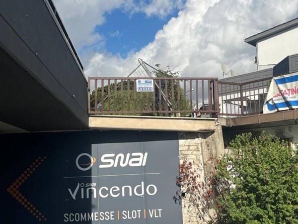 locale commerciale in vendita a Roma in zona Axa
