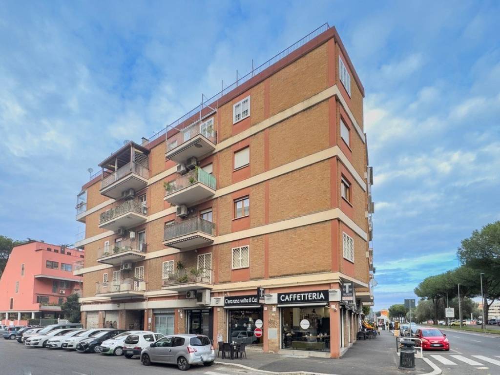 appartamento in vendita a Roma in zona Appio Latino