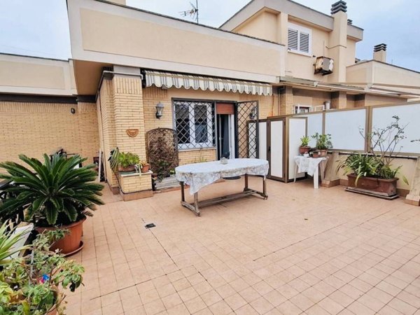 appartamento in vendita a Roma in zona Ostia Antica