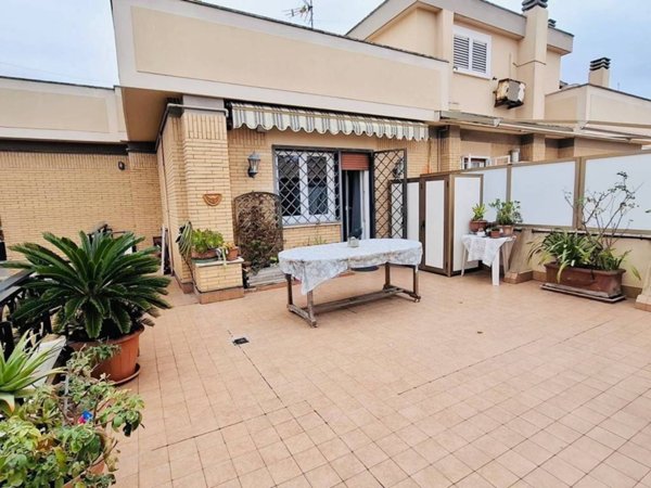 appartamento in vendita a Roma in zona Ostia Antica