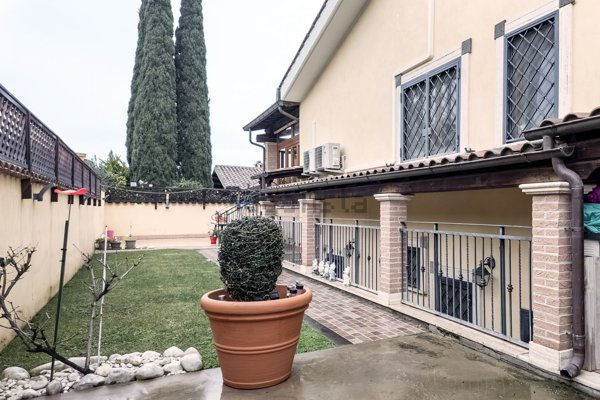 casa indipendente in vendita a Roma in zona Ostia Antica