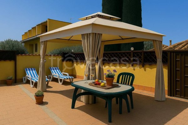 casa indipendente in vendita a Roma in zona Ostia Antica