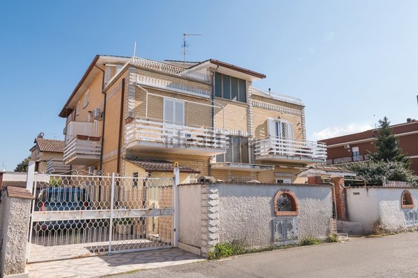 appartamento in vendita a Roma in zona Giardini di Corcolle