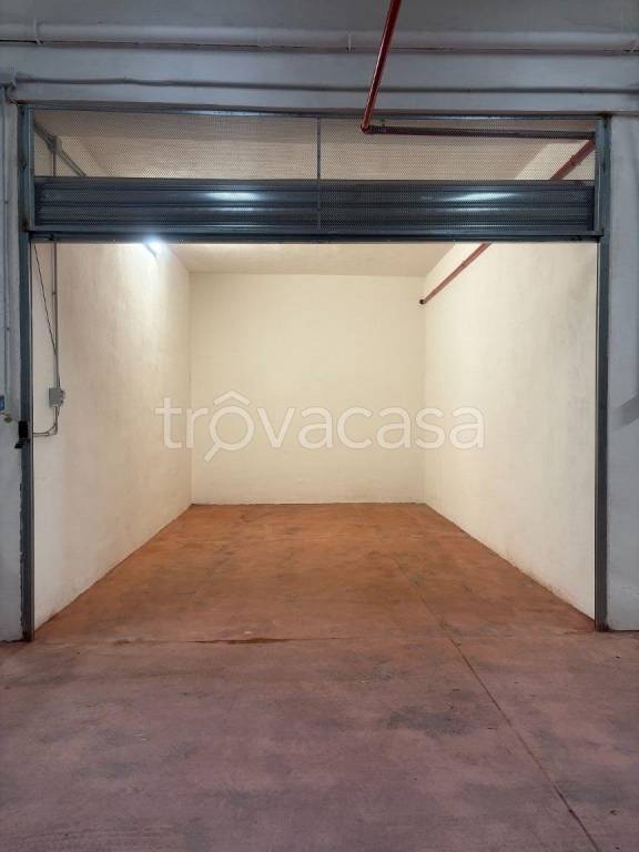 locale di sgombero in vendita a Roma in zona Torre Spaccata