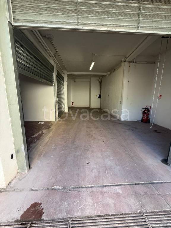 locale di sgombero in vendita a Roma in zona Torre Spaccata