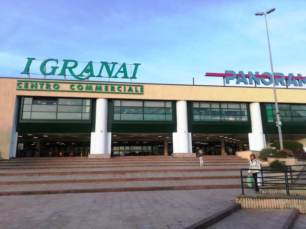 negozio in vendita a Roma in zona Ardeatino