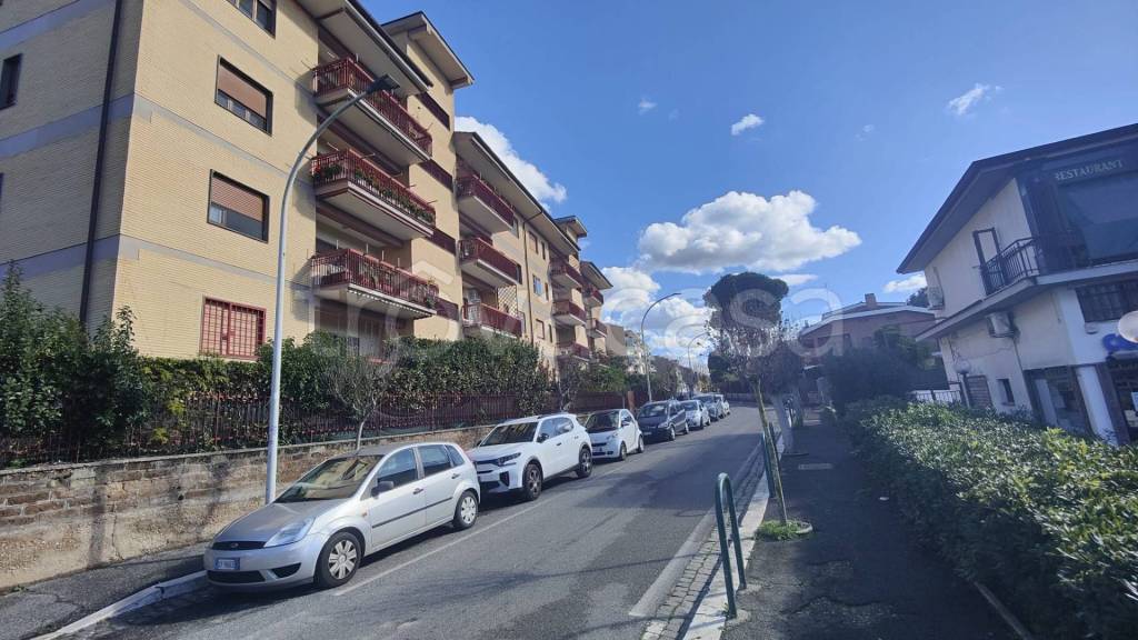 appartamento in vendita a Roma in zona Axa