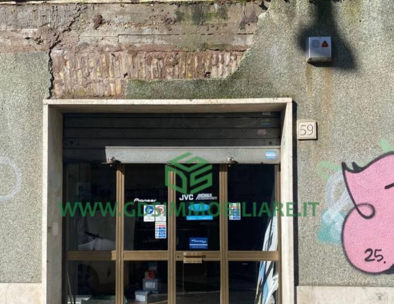 locale commerciale in vendita a Roma