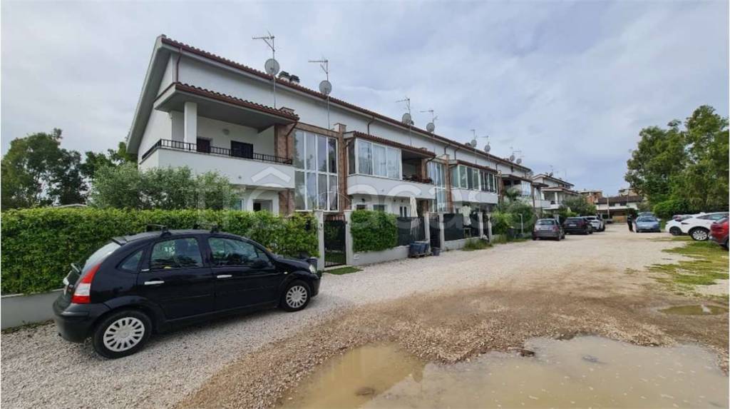 casa indipendente in vendita a Roma in zona Ostia Antica
