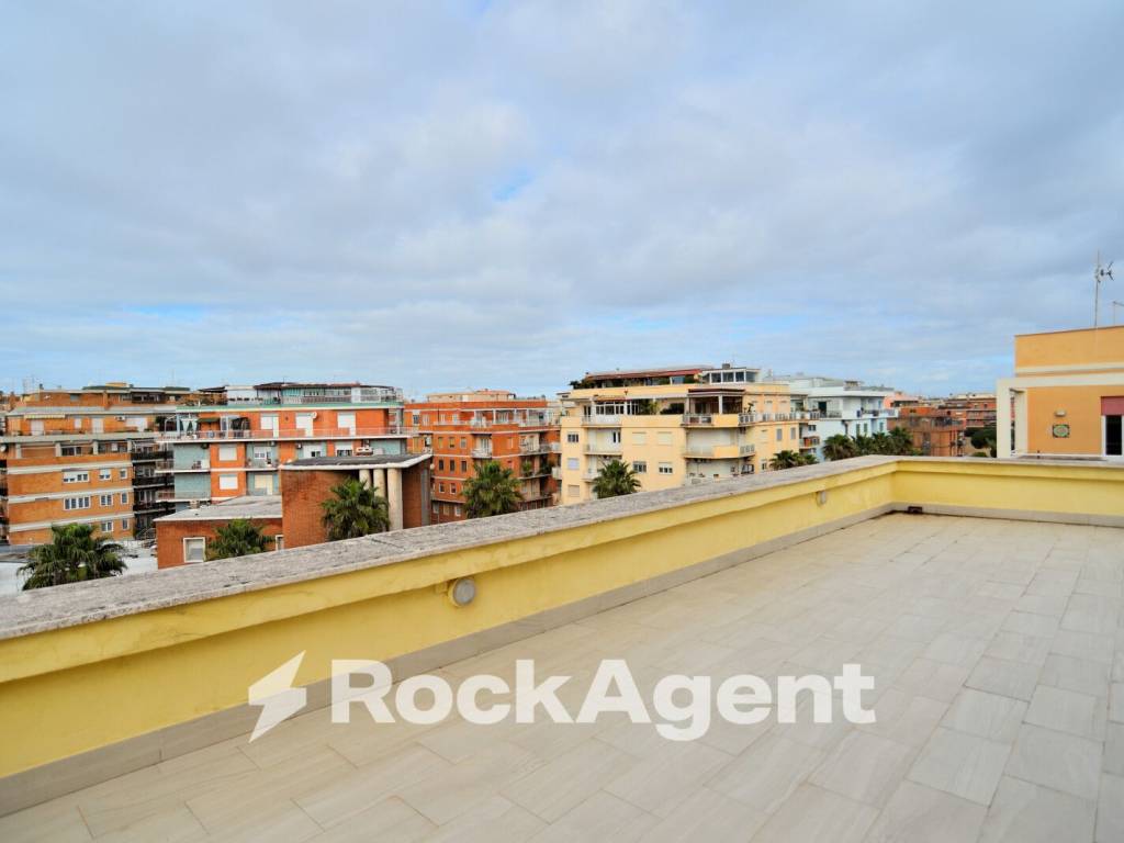 appartamento in vendita a Roma in zona Ostia